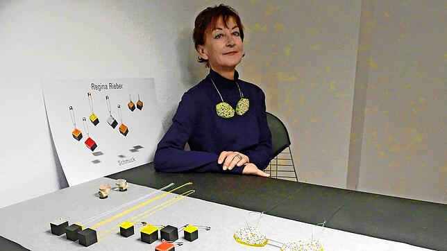Schmuckgestalterin Regina Rieber stellt eigene Schöpfungen im Pop-up-Store aus. Hier ist sie mit Halsschmuck, Würfelbroschen, ...