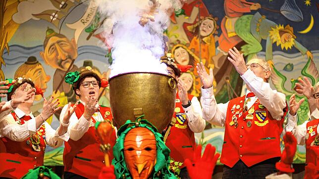 Das traditionelle Rettichsaftbrauen der Elfer und Ehrenelfer findet erstmals nicht beim Hemdglonkerball, sondern beim Bunten Abend der ...