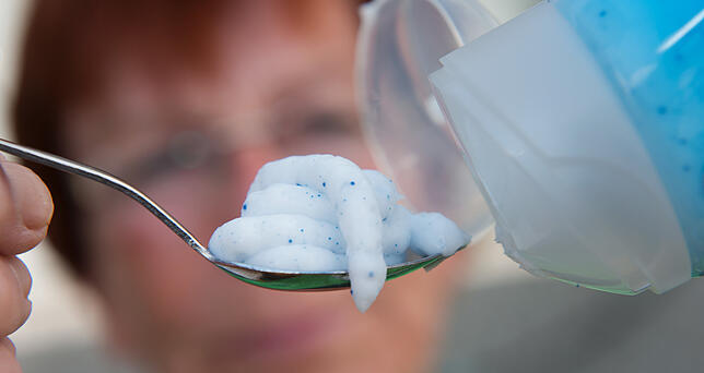 Gar keine so massive Umweltbelastung: Die blauen Kügelchen in der Creme sind Mikroplastik.