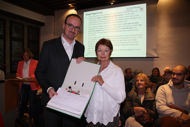 Maria Claudia Weber von der Bürgerinitiative überreicht OB Uli Burchardt fast 1200 Unterschriften gegen weitere Baumfällungen im ...