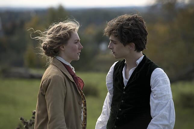 Jo (Saoirse Ronan, links) strebt eine Karriere als Schriftstellerin an. Wie ihr Nachbar Laurie (Timothée Chalamet) das wohl findet?