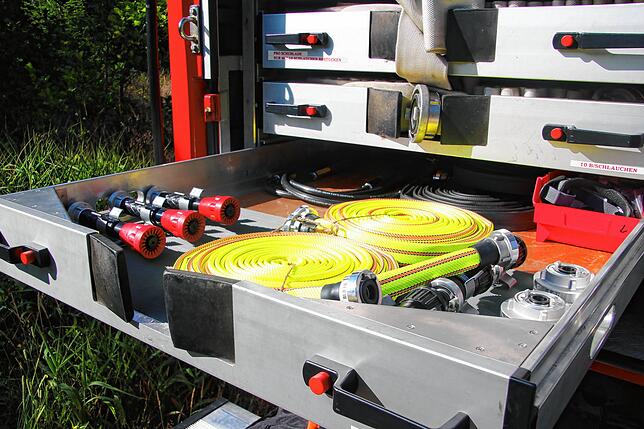 Ein Blick in den Materialbereich des Feuerwehrautos: Dünnere Schläuche sollen die Arbeit leichter machen.