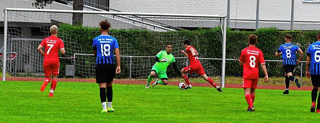 Entscheidend für die SG FC Wehr-Brennet: Gästestürmer Michael Kuttler lässt Torwart Ersin Durmaz aussteigen, will den Ball zum ...