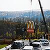 1997: Das goldene M, das Logo der Fast-Food-Kette McDonald&lsquo;s, wird 1997 mit einem Kran an seinem künftigen Standort im ...