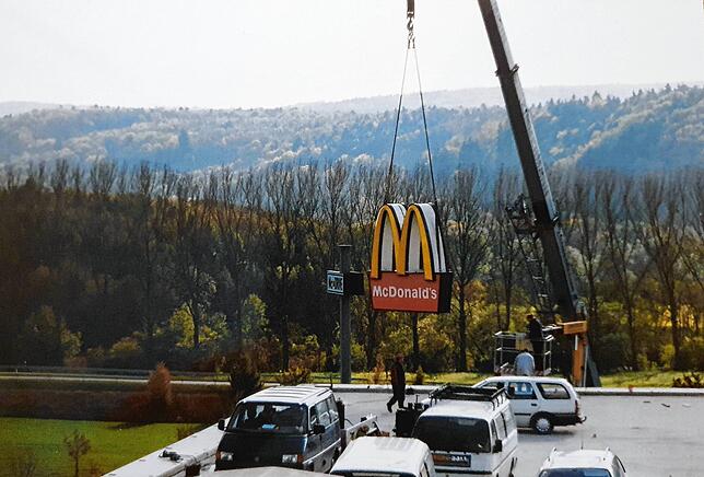 1997: Das goldene M, das Logo der Fast-Food-Kette McDonald‘s, wird 1997 mit einem Kran an seinem künftigen Standort im ...