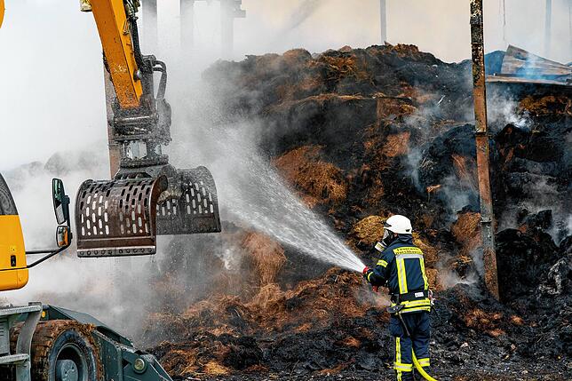 Stunden nach dem eigentlichen Brand musste im Eschbachhof in Trossingen immer noch gelöscht werden.