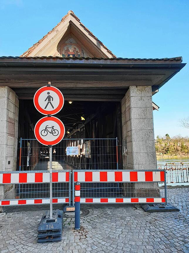 Grenzschließung kürzlich: Nach dem Krieg öffnete der Grenzübergang Holzbrücke bereits 1945 wieder. Eine solche Grenzschließung gab es ...