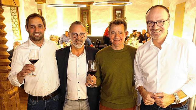Blick auf ein Jahr 2024 voller Herausforderungen für die Spitalkellerei Konstanz. Die Pächter und ihre zufriedenen Chefs freuen sich ...