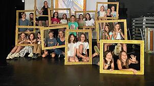 Die Theaterpädagogin Cordula Mächler (Reihe unten, Fünfte von links) und ihre jungen Schauspielerinnen und Schauspieler. Sie haben ...