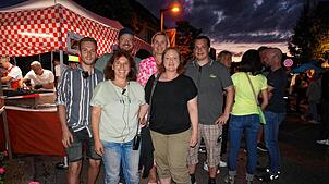 Zufrieden:Diese Mitglieder des Handels- und Gewerbekreises haben die Nacht der Kulturen maßgeblich organisiert, hinten die Vorsitzende ...