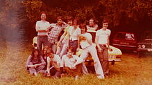 Ein Teil der Clique 1972: Die Freundschaft von Andreas Blum (5. v. l.) und Peter Denis (hinten l.) hält bis heute.