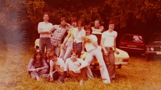 Ein Teil der Clique 1972: Die Freundschaft von Andreas Blum (5. v. l.) und Peter Denis (hinten l.) hält bis heute.