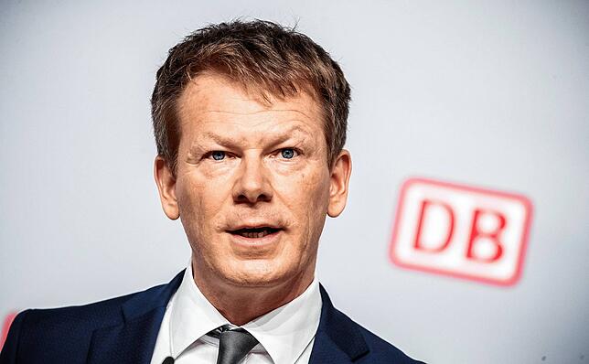 Richard Lutz, Vorstandsvorsitzender der Deutsche Bahn AG, hat eine weitere Eskalation der Lage tagelang zugelassen. Erst als die Züge ...