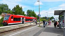 Der Bahnhof von Oberuhldingen (Gemeinde Uhldingen-Mühlhofen), hier ein Archivbild, wird künftig wochentags immer um 6.57 Uhr mit einem ...