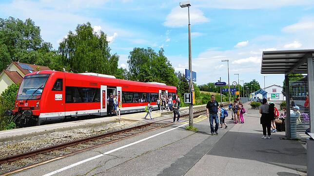 Der Bahnhof von Oberuhldingen (Gemeinde Uhldingen-Mühlhofen), hier ein Archivbild, wird künftig wochentags immer um 6.57 Uhr mit einem ...