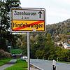 Laut Polizeiangaben kam es kurz nach dem Ortsausgang Hindelwangen zum tödlichen Zusammenstoß. Hinter der nächsten Kurve zeugen viele ...