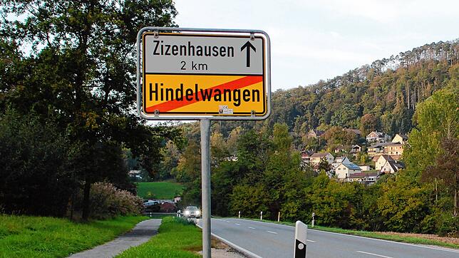 Laut Polizeiangaben kam es kurz nach dem Ortsausgang Hindelwangen zum tödlichen Zusammenstoß. Hinter der nächsten Kurve zeugen viele ...