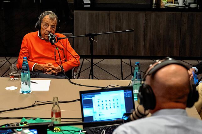 Hermann &bdquo;Doc&ldquo; Benzing im Gespräch mit Sören Lauinger.