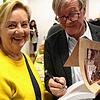 Waltraud Kuhn freut sich über die signierte Chronik aus den Händen des Autors Hubert Steinmann.