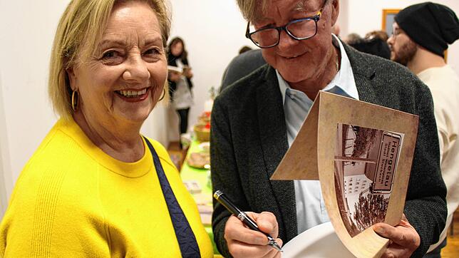 Waltraud Kuhn freut sich über die signierte Chronik aus den Händen des Autors Hubert Steinmann.