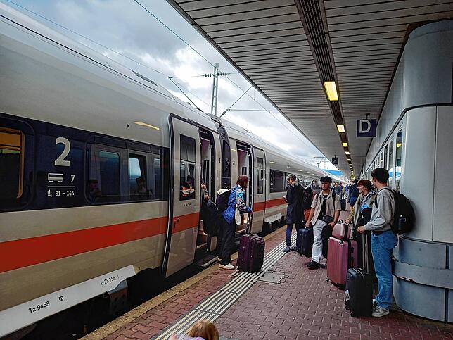 Der ICE 73 kommt mit Verspätung in Basel Badischer Bahnhof an. Und er fährt auch nicht weiter an den SBB und nach Zürich, wie er es laut ...