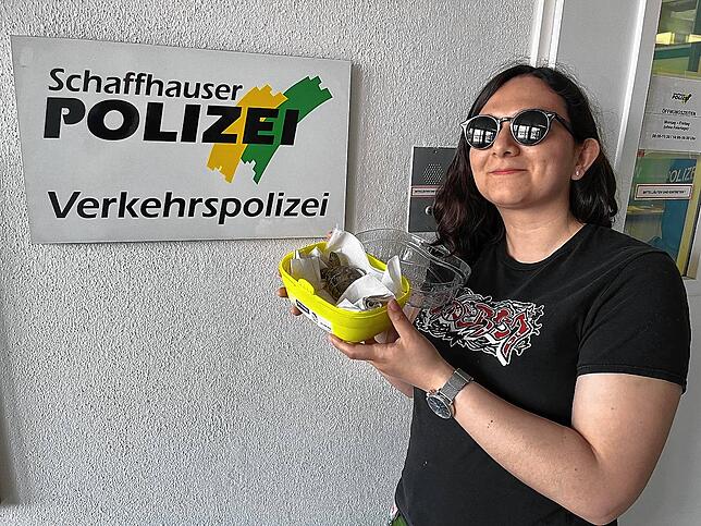 Sie sind wieder glücklich vereint: die Schildkröte Xantipe und ihre 28-jährige Besitzerin.