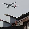 Ein Flugzeug der Schweizer Fluglinie Swiss fliegt im Anflug auf den Zürcher Flughafen über die Dächer von Hohentengen am Hochrhein. ...