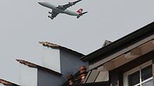 Ein Flugzeug der Schweizer Fluglinie Swiss fliegt im Anflug auf den Zürcher Flughafen über die Dächer von Hohentengen am Hochrhein.