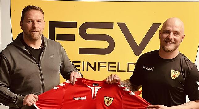 Neu: Werner Gottschling (links) wird von Julian Jäger, dem Sportlichen Leiter des FSV Rheinfelden, als neuer Trainer begrüßt.