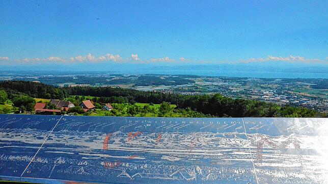 Detailgenau: die Panorama-Übersicht auf der Brüstung der Aussichtsplattform des Gehrenbergturmes.