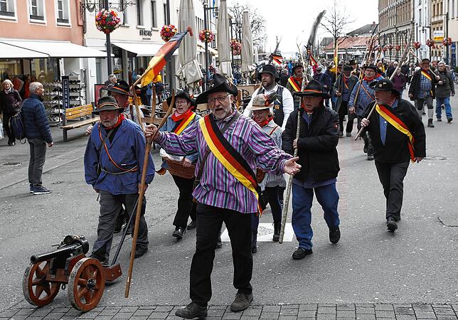 Wie vor 175 Jahren: Hobby-Revolutionäre in Hecker-Tracht auf der Konstanzer Marktstätte. Sie tragen Schwarz-Rot-Gold und führen ...