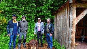 Helmut Moosmann, Schnitzer Ralf Köser, Manfred Moosmann und Oskar Rapp freuen sich über die hölzerne Wildsau als neue Attraktion an den ...
