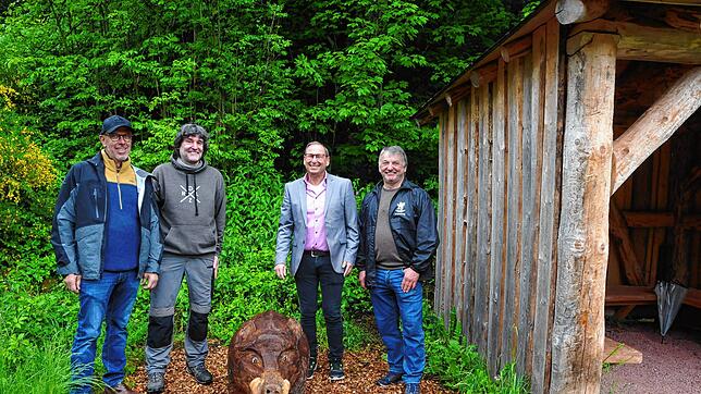 Helmut Moosmann, Schnitzer Ralf Köser, Manfred Moosmann und Oskar Rapp freuen sich über die hölzerne Wildsau als neue Attraktion an den ...