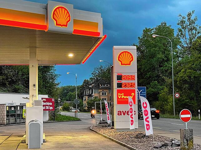 Am Dienstagabend kostet der Liter Diesel in der Schweiz 2,32 Schweizer Franken, der Liter Benzin 2,09 CHF.