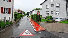 Bei Schulen und Kindergärten ist Tempo 30 für Autofahrer ein Muss. Im Bild ist die Clissonerstraße in Erzingen zu sehen, an der die ...
