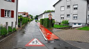 Bei Schulen und Kindergärten ist Tempo 30 für Autofahrer ein Muss. Im Bild ist die Clissonerstraße in Erzingen zu sehen, an der die ...