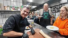 Christian Zipfel bereitete eine Fischterrine an gehopftem Kräuterschaum, b‘soffener Bülle und Rösti-Taler zu. Dazu reichte er ein von ...