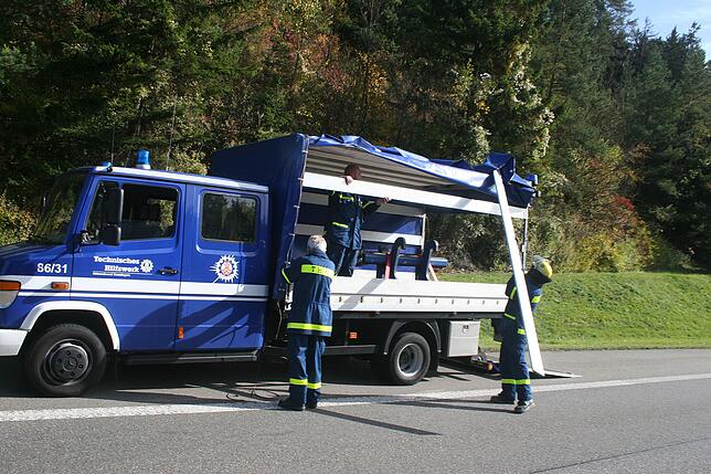 Bild 27: Bilder vom Abtransport des Felsbrockens auf der A81 nach dem Unfall nahe Trossingen