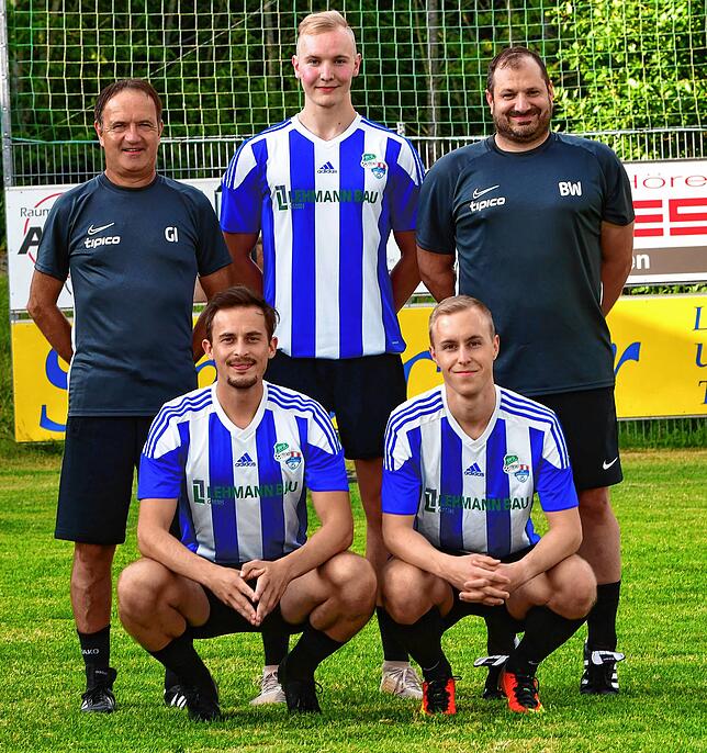 Zuwachs: Beim Neuling SG Mettingen/Krenkingen freuen sich Trainer Georg Isele (links) und Co-Trainer Björn Winter (rechts) auf Marius ...