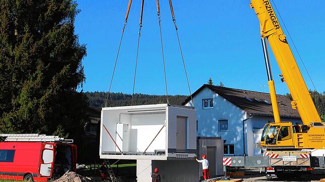 Drei POP-Gebäude, wie hier beim Aufstellen in Gündelwangen, gibt es auf der Gemarkung Bonndorf.