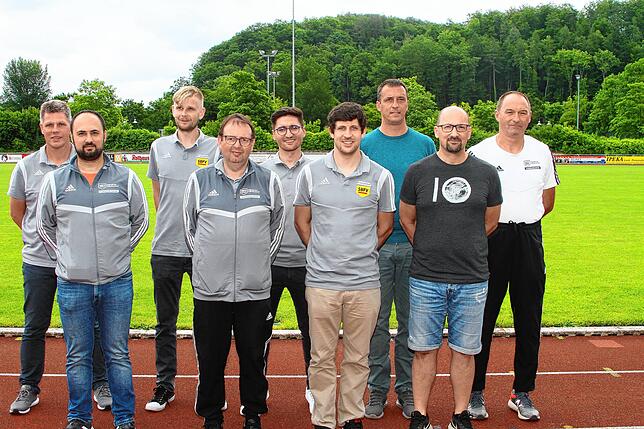 Bezirksehrung für 15 Jahre: (Von links) Uwe Seifert (SV Unteralpfen/2021), Serkan Öz (AGS Lauchringen/2021), Ramon Leisinger (SV ...