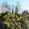 Um die Wege zu verbinden wurde auch eine Hängebrücke errichtet.