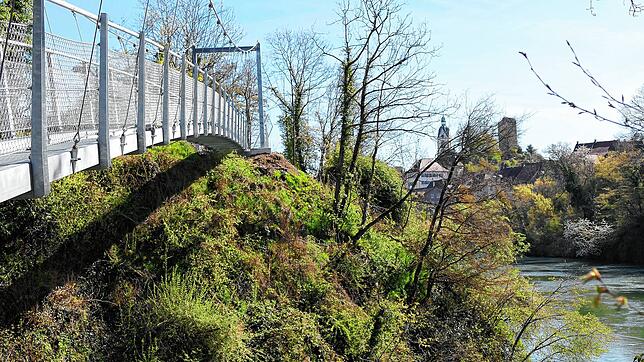 Um die Wege zu verbinden wurde auch eine Hängebrücke errichtet.