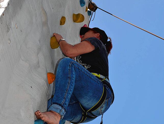 Diana Benno will hoch hinaus am mobilen Kletterturm beim Kirchgarten.
