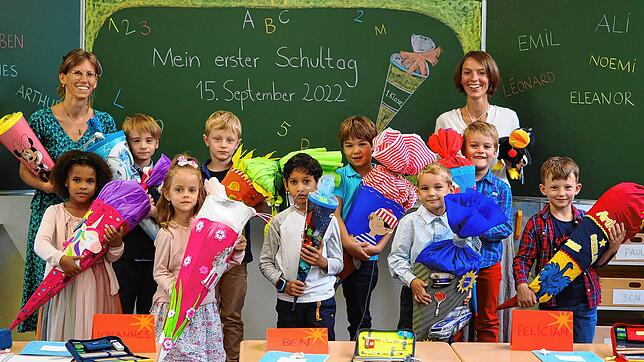 Grundschule Hödingen: Die Rabenklasse 1/2a mit den Klassenlehrerinnen Katrin Knipser und Franziska Scherr-Leitz.