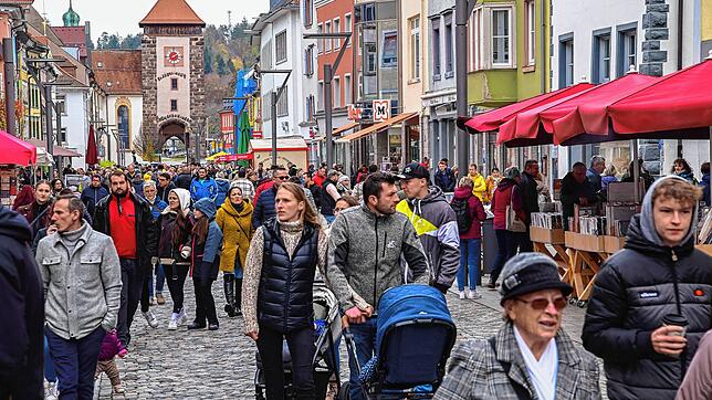 So schön voll wie hier beim verkaufsoffenen Sonntag im November 2022 ist die Villinger Innenstadt selten, aktuell gibt es viele ...