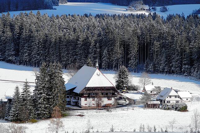 Der Hof der Fallers aus der gleichnamigen Fernsehserie liegt im Schnee.