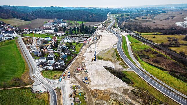 Hier soll einmal ein Tunnel verlaufen: Im Bereich der alten B33 (links) ist eine Doppelröhre geplant, um Ort und Kloster Hegne vom Lärm ...