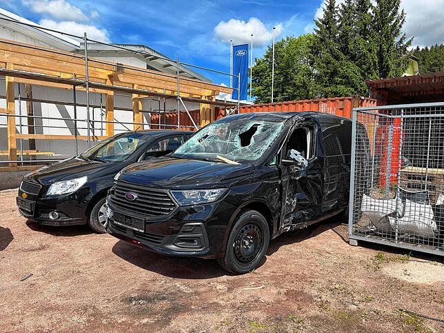 Dieses Traumauto ist nur noch Schrott, nachdem eine 15-Jährige am Steuer von Papas Auto hineingefahren war.