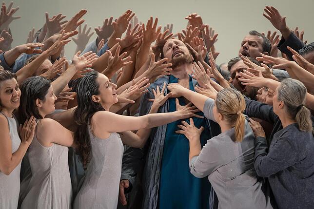 Das Volk (Prager Philharmonischer Chor) feiert Ödipus für die Befreiung von der Sphinx.